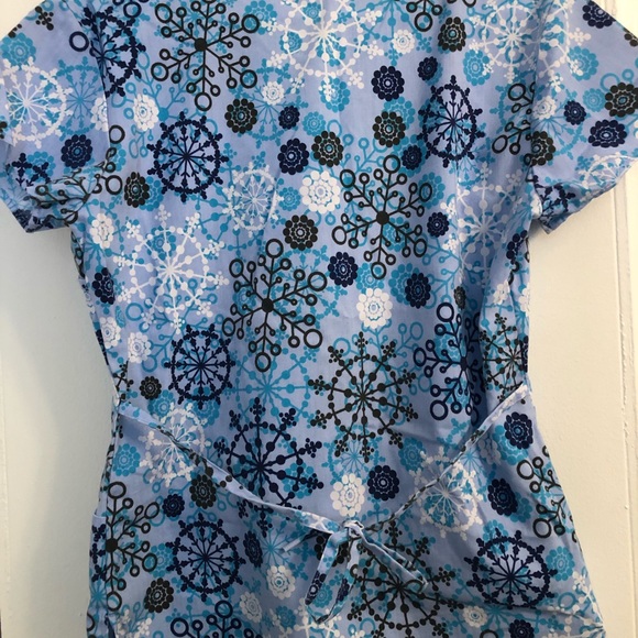 Blue Snowflake Scrub Top - Picture 3 of 4